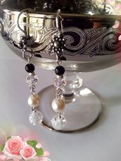 Orecchini pendenti in Argento con Perle d'acqua dolce, Onice nero e Swarovsky, pensati per i segni dello Scorpione e Cancro