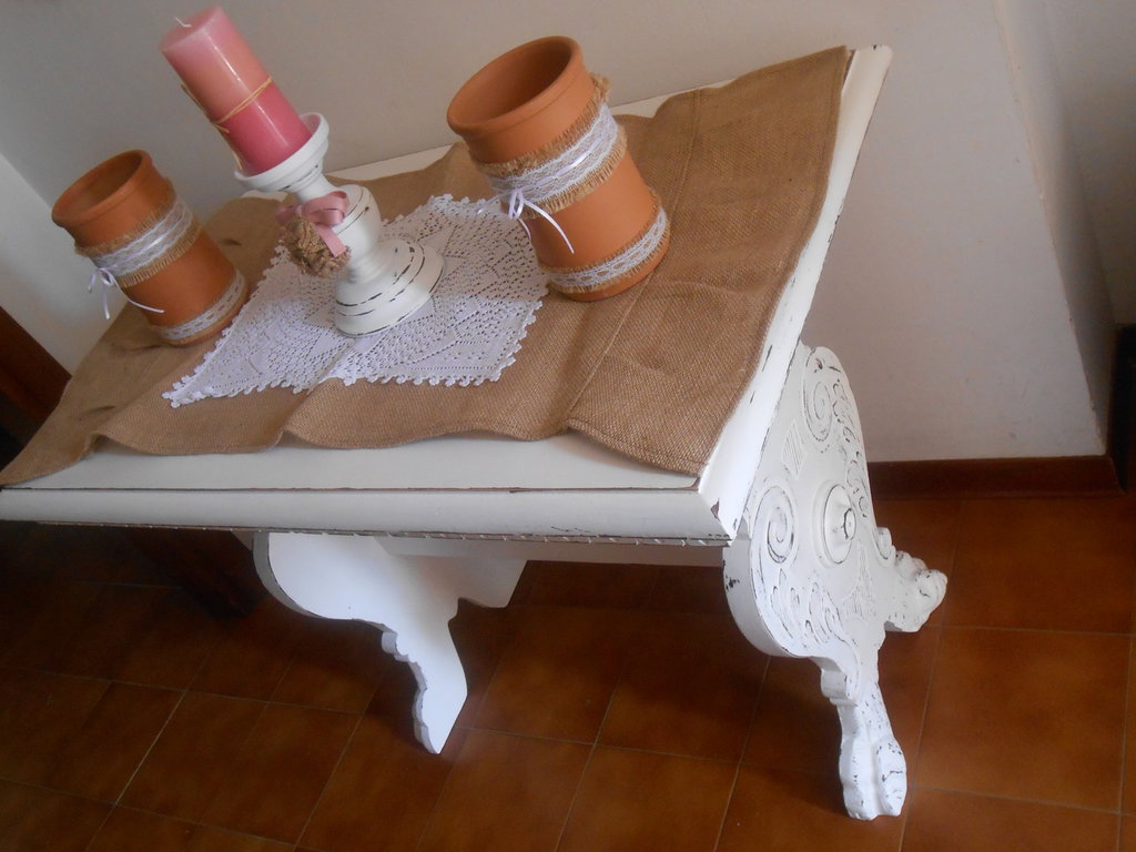 Candeliere , porta candela in legno trattato shabby bianco con rose