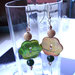 Orecchini fatti a mano con bottone madreperla, perle in pietra dura, legno e cristalli, ganci argentati anallergici