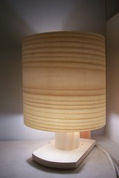 Lampada da tavolo in legno