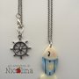 Collana lunga con pesciolino azzurro e timone