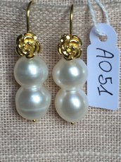Orecchini con ganci in argento 925, perle double e fiorellini dorati.