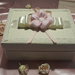 Scatola contenitore portagioie "la preziosa" , realizzata a mano, rivestita in  lino e decorata con pizzo, nastri, cordoncino  e fiori,