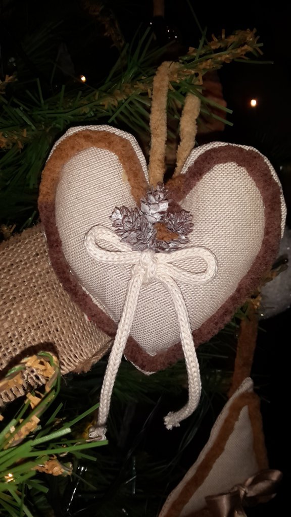 Cuori in legno naturale ideali come decorazioni natalizie da appendere