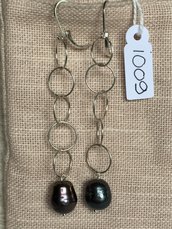 Orecchini con ganci anallergici nichel free, catena in argento 800 e perle Tahiti.