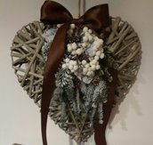 Addobbi natalizi, fiocco e cuore  in legno intrecciato, decorato con nastro in tessuto naturale e raso con perle e fiori in tessuto, fatto a mano