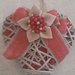 Addobbi natalizi, fiocco e cuore  in legno intrecciato, decorato con nastro in tessuto naturale e raso con perle e fiori in tessuto, fatto a mano