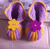 scarpette neonata all'uncinetto viola e giallo
