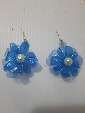 Orecchini plastica fiore blu