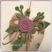 Cuore allungato imbottito in cotone ecrù a fiori lilla con rosa di lino lilla