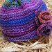 Cappello da donna in lana  con fiori a uncinetto