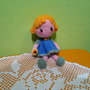 Bambola amigurumi uncinetto con vestito blu