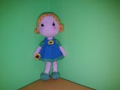 Bambola amigurumi uncinetto con vestito blu