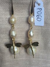 Orecchini con ganci anallergici nichel free, perle di fiume e perle barocche.