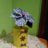 LAIDANLA Pianta Finta All'Uncinetto - Vaso Con Fiori Gialli Sfumati Non Ti Scordar Di Me, 10x12 Cm, Regalo Fatto A Mano Per Donne, Insegnanti, Compleanno, Natale, Decorazione Casa E Ufficio