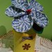  fiore uncinetto sfumato blu con vaso barattolo giallo