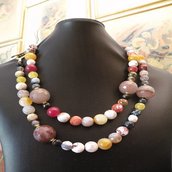 Collana lunga di agate multicolori con  perle scaramazze