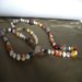 Collana lunga di agate multicolori con  perle scaramazze