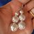Orecchini pendenti con tre perline metalliche traforate