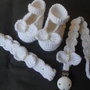 Parure battesimo scarpine , fascia capelli e porta ciuccio crochet bianco con perle.