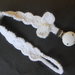 Parure battesimo scarpine , fascia capelli e porta ciuccio crochet bianco con perle.