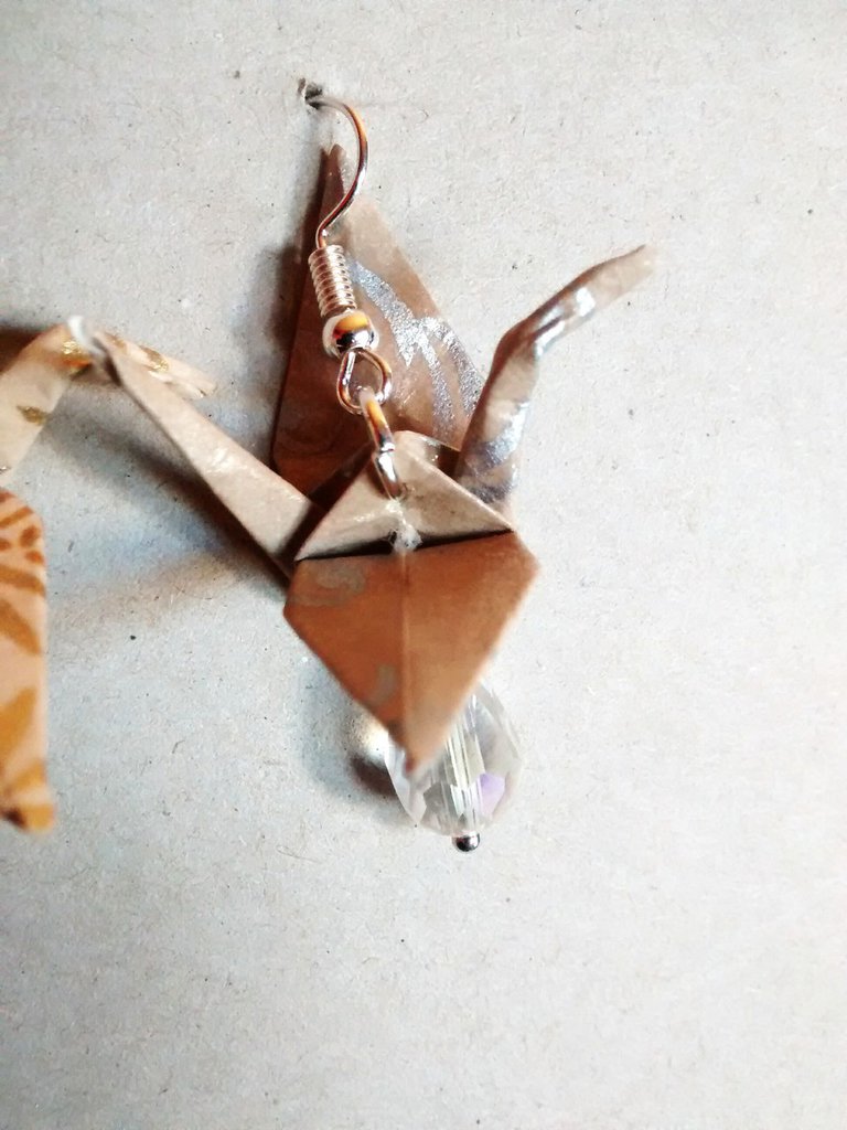 Orecchini a forma di gru di carta origami multicolore: gioielli pendenti unici a forma di uccello in argento 14k e oro - Italia