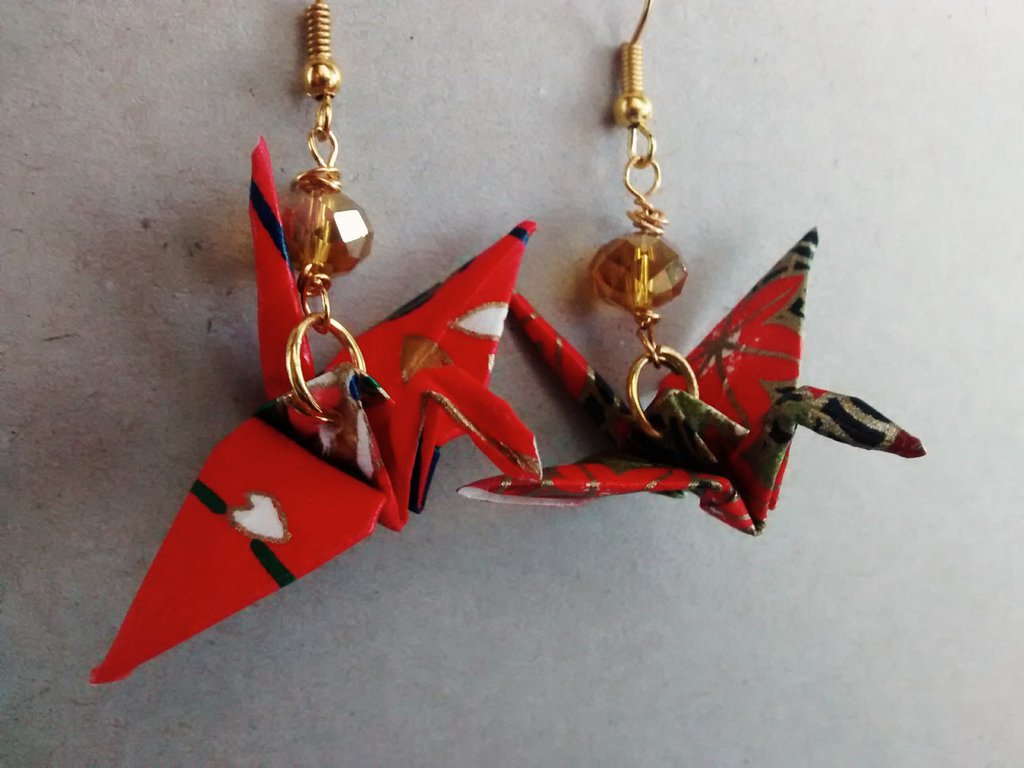 Orecchini pendenti a forma di gru origami: carta giapponese rossa e oro, ematite dorata - Italia