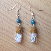 Orecchini pendenti con boccette di vetro con cuoricini azzurri e bianchi, fatti a mano