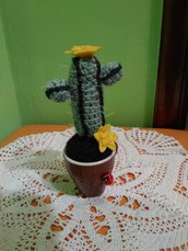Amigurumi, cactus, pianta grassa ad uncinetto con fiori gialli