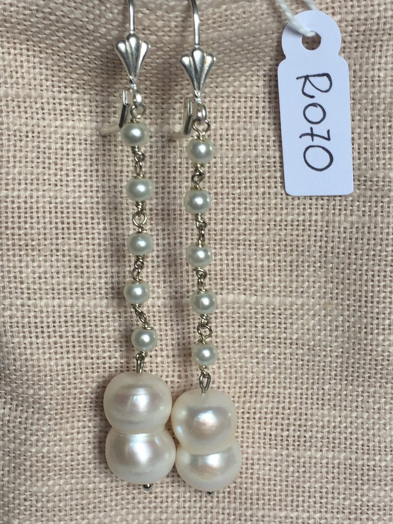 Orecchini con ganci anallergici nichel free, cinque piccole perle e perle  double.