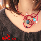 Collana rossa con perle colorate in resina - Bang!