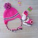 Cappellino e scarpine per neonata in stile Converse, fatto a uncinetto.