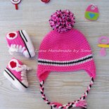 Cappellino e scarpine per neonata in stile Converse, fatto a uncinetto.