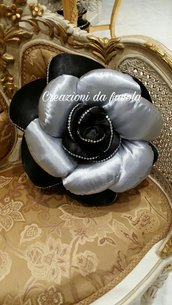 Cuscino nero e argento a forma di rosa