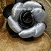 Cuscino nero e argento a forma di rosa
