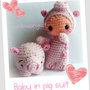 Baby in piggy suit and piggybank pdf schema english/italiano