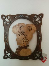 Ritratto di signora in cornice, in legno, tecnica del traforo