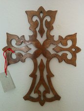 Croce intarsiata in legno, tecnica del traforo