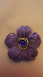 spilla fiore viola con bottone viola