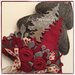 Albero in lana cotta grigia decorato con rose rosse e alberelli di feltro e legno