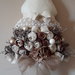 Albero di natale rivestito con preziosi fiori in tessuto e organza e arricchito con decorazioni in tulle di colore avorio