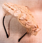 cerchietto a forma di mini cappello com tule e pietre pendenti 