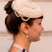 cerchietto a forma di mini cappello com tule e pietre pendenti 