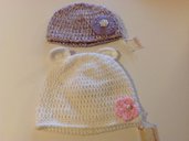 Due cappellini neonata 0/6 mesi con fiori e perline 