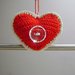 Addobbo di Natale a forma di cuore Amigurumi all'uncinetto bianco e rosso con bottone in plastica semi trasparente