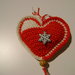 Addobbo di Natale a forma di cuore Amigurumi all'uncinetto con charm fiocco di neve bianco e rosso