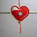 Addobbo di Natale a forma di cuore Amigurumi all'uncinetto con charm fiocco di neve bianco e rosso