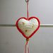 Addobbo di Natale a forma di cuore Amigurumi all'uncinetto bianco e rosso con stelline argento e oro