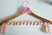 Gruccia decorata con lavorazione ad uncinetto e tessuto cotone plissettato rosa