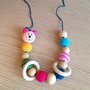 Collana da allattamento con perle amigurumi, anelli di legno e orsetto